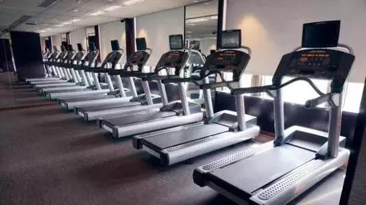 匡威帆布鞋会掉色吗,匡威帆布鞋变色