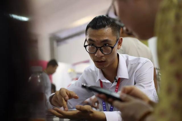 90后小伙休学创业,90后卖内衣赚3亿