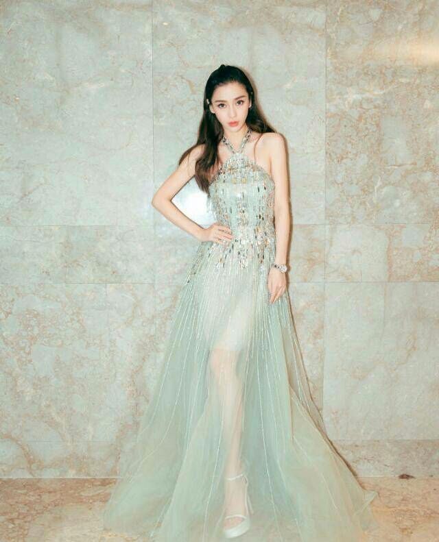 Baby这是碰到了什么造型师?这头发勒的好紧,看着就疼!