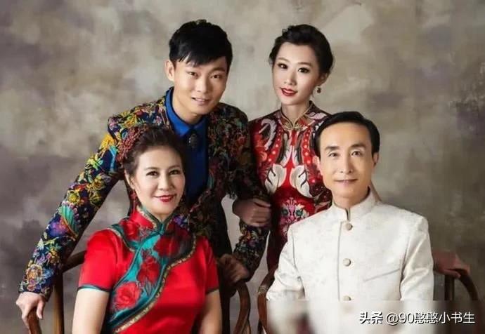 巩汉林晒全家福引争议,巩汉林拍全家福