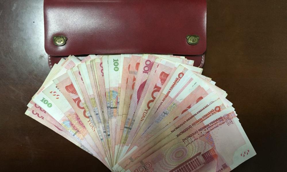 月收入10万母亲借钱给父亲治病,借款30万给父亲治病的女孩