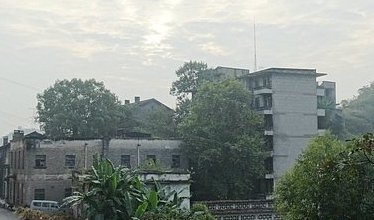 长江上游这座保密厂，一度辉煌，映山红依旧开，建筑破败难重生