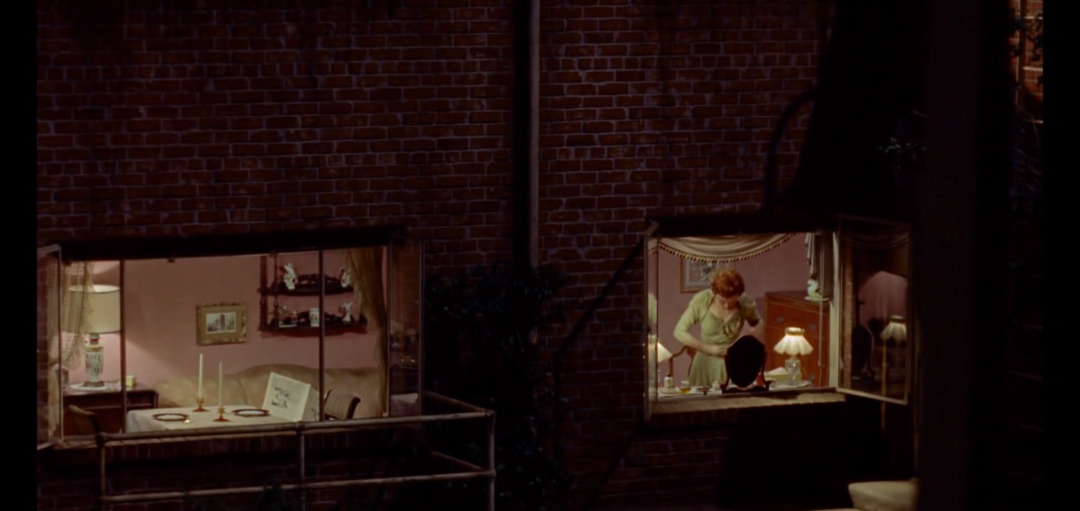 希区柯克经典电影后窗,希区柯克后窗艺术