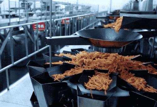 卖辣条的抠脚大汉,辣条是抠脚大汉的脚踩出来的吗