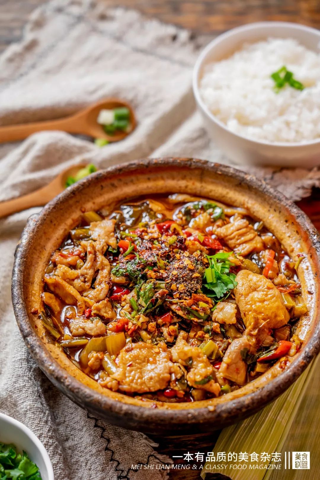 大叔自创鸡蛋饼从2元卖到10元,小伙摆摊卖了3年鸡蛋饼