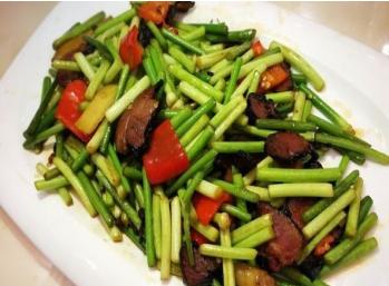 蒜苔炒肉炒到什么程度,为什么蒜苔炒肉蒜苔不入盐