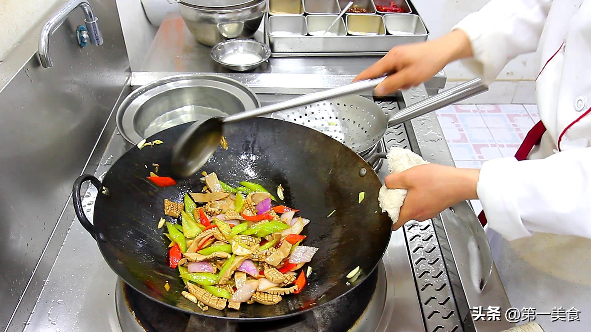 厨师长教你火爆腰花，腰花不腥不臊原来有决窍，这做法正确正宗