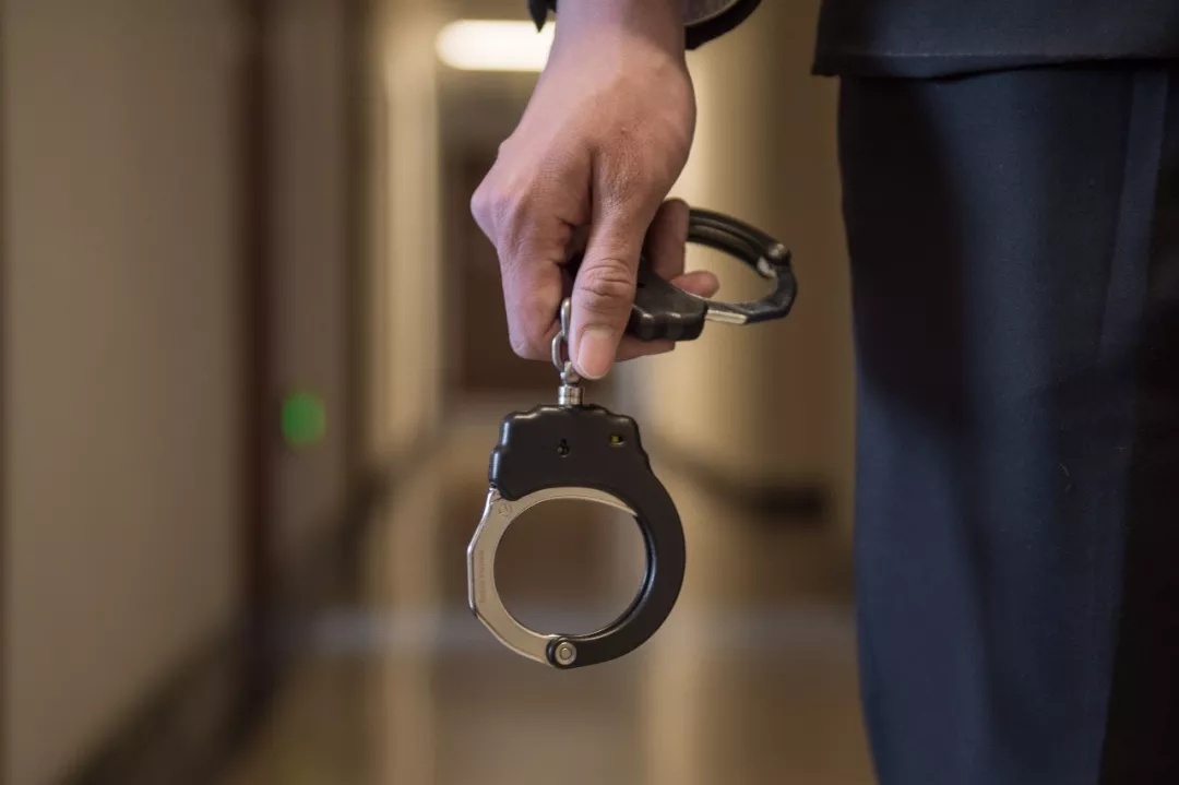 买个小花、刷个游艇，换来一句“谢谢你”，他究竟图个啥？