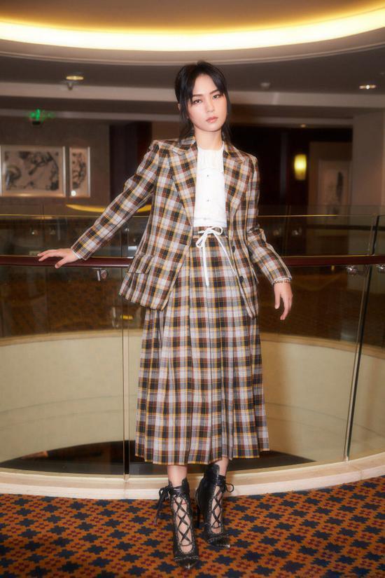 西装配裙子适合哪种发型,中长西装配什么裙子好看