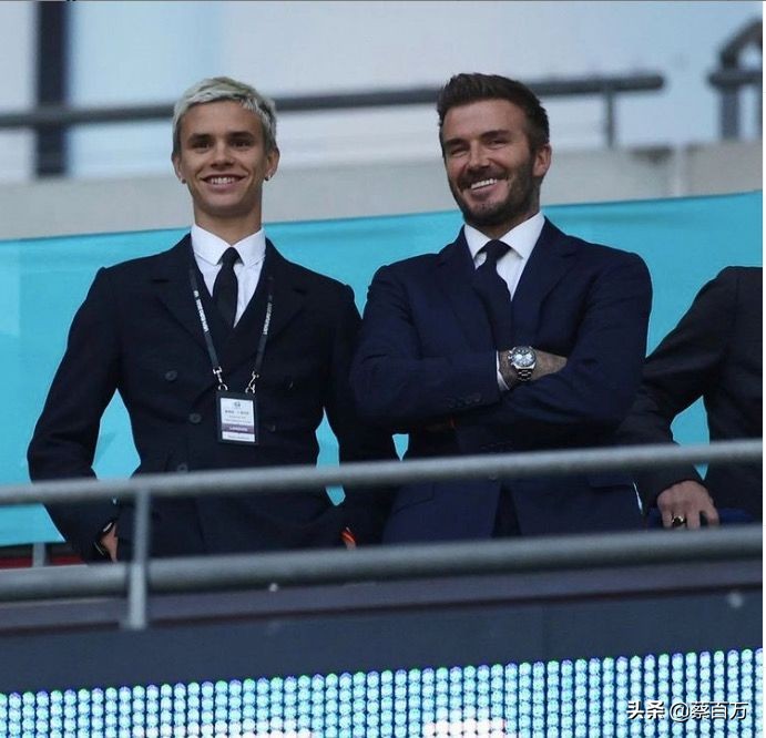 贝克汉姆晒小儿子克鲁兹工作照,克鲁兹贝克汉姆秀肌肉