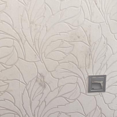 白墙有小坑怎么去除,白墙打洞上的污渍怎么去除