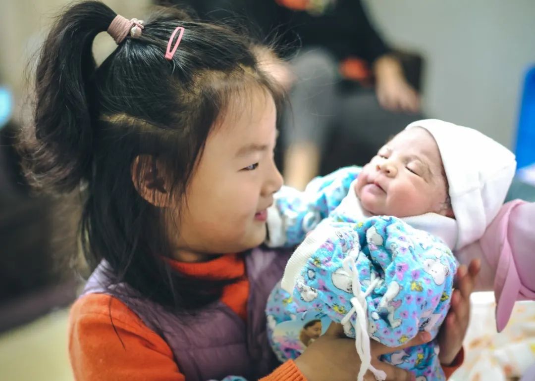 严厉姐姐训弟弟,严厉的姐姐教育弟弟