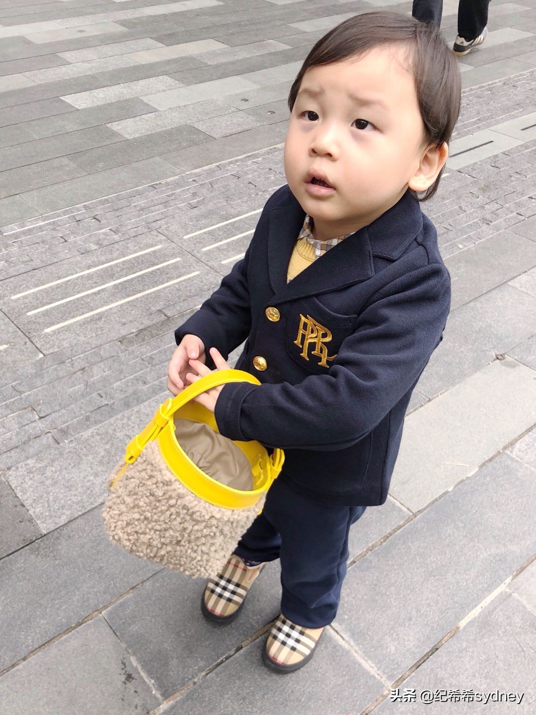 过年拜年包好多红包,拜年拎回来一只鸡一只鸭