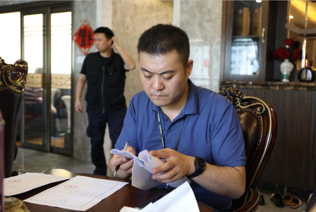 光明刑侦高手奔波数月侦破涉恶“套路贷”团伙，扫黑除恶的一把“尖刀”！