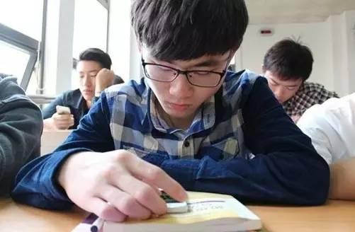 为什么大学生上课都不听课了,大学生为什么总是不愿意上课