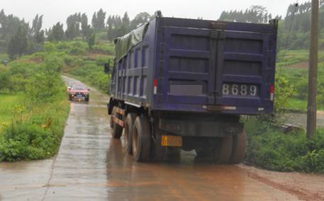 江津两车相撞,江津区发生一起三车相撞事故