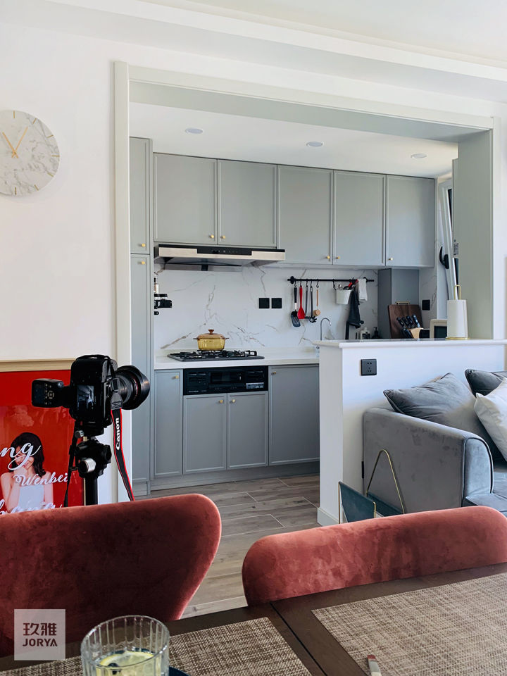 业主把家里收拾的井井有条,美女收拾家干净卫生