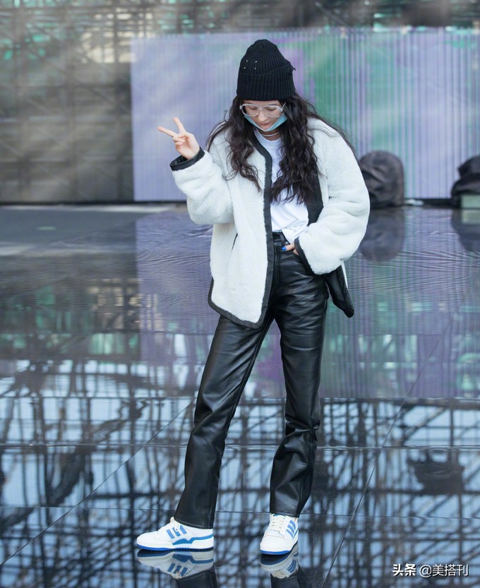 杨幂卡其色外衣,杨幂穿的棕色棒球服