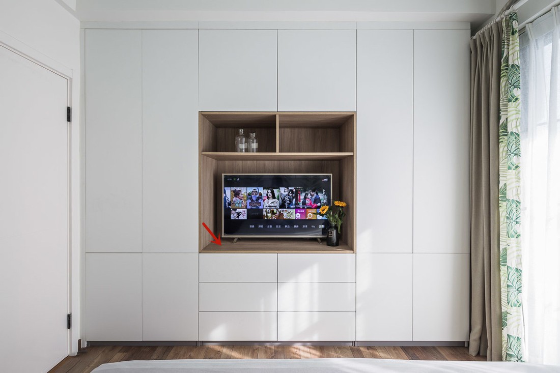 全屋衣柜上做电视支架,房间衣柜装电视