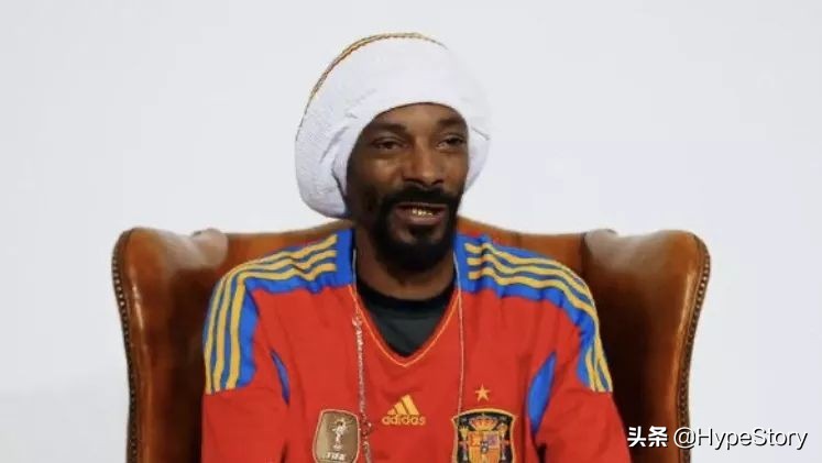 他是西海岸教父级的说唱歌手,也是足球圈最拽的球衣狂魔