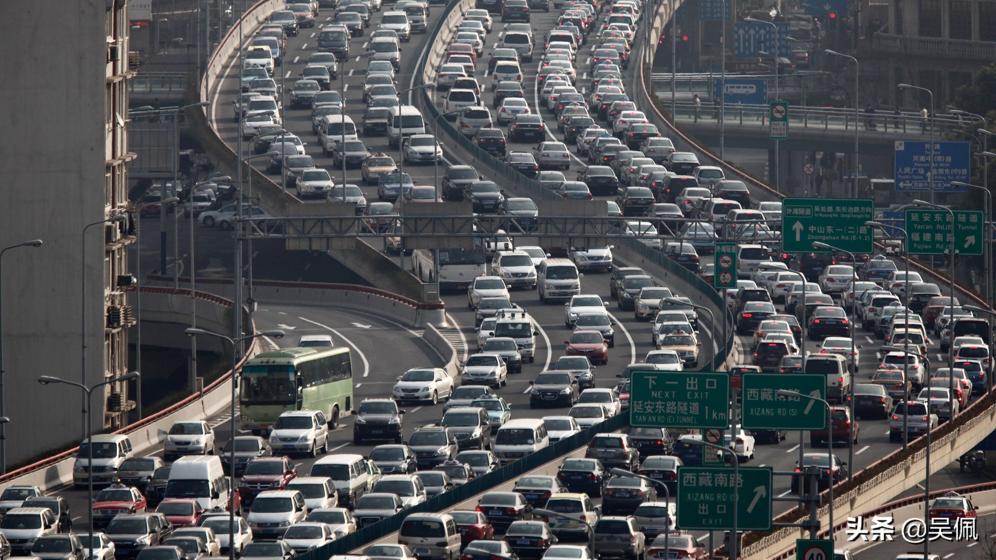 跑高速车没油熄火怎么办,高速没油救援拖车是免费的吗