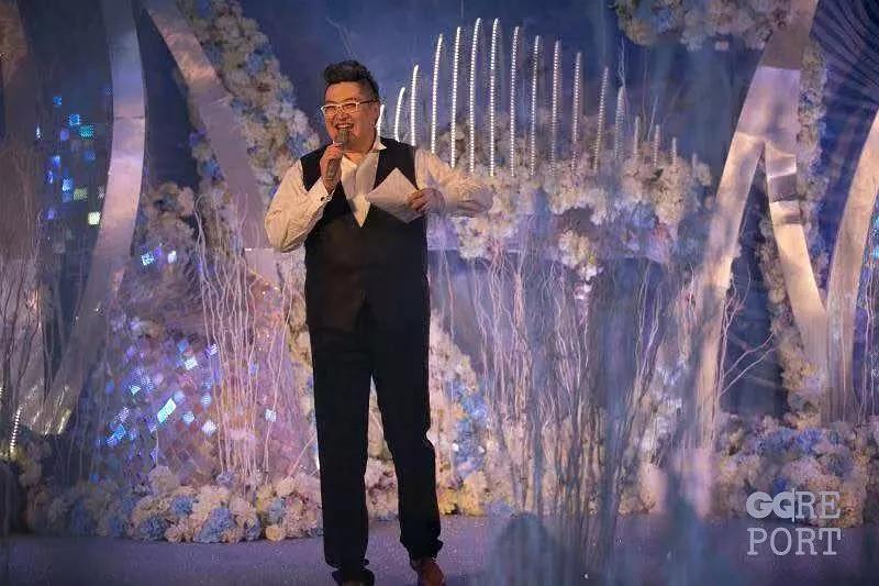 婚礼上恩爱美满的新人,也有不幸福的时刻。婚庆司仪出场费五位数!为你讲述新婚夫妻背后的秘密......