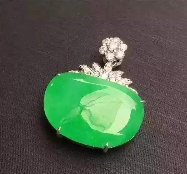 龙石种翡翠就是玻璃种吗,龙石种翡翠与帝王绿翡翠哪种贵