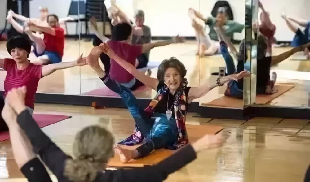 世界最小年龄的瑜伽教练,世界最年长瑜伽老师