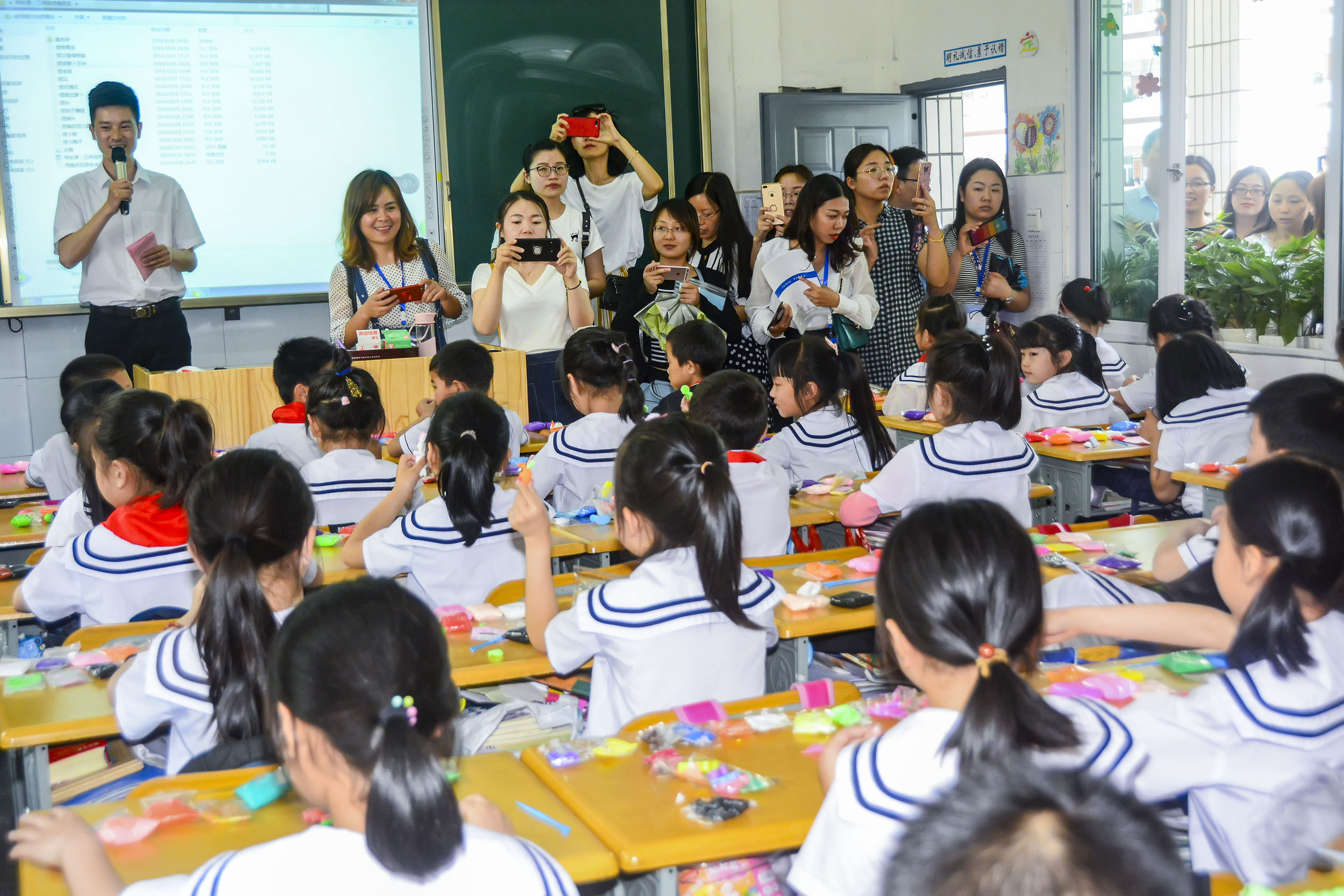 巴州区三小承办川东北“优课”案例暨信息技术与学科融合培训活动