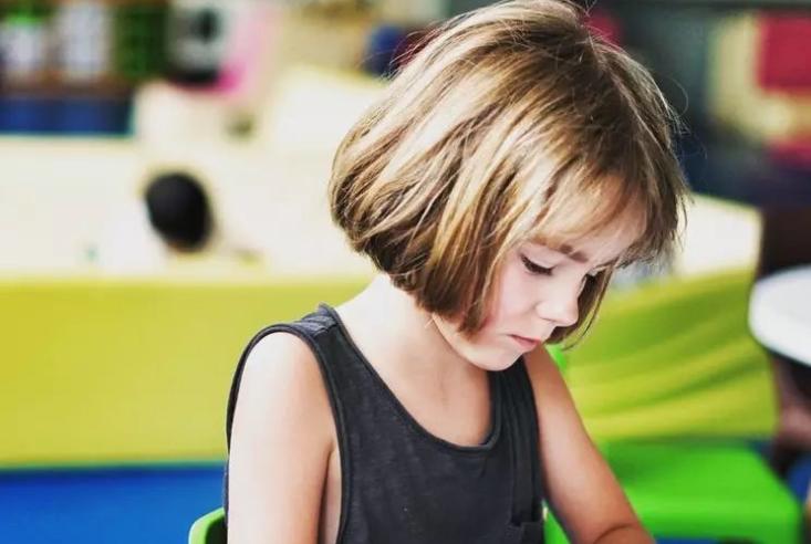 “妈妈，同桌总是摸我”，妈妈机智的应对，挽救了女儿的人生