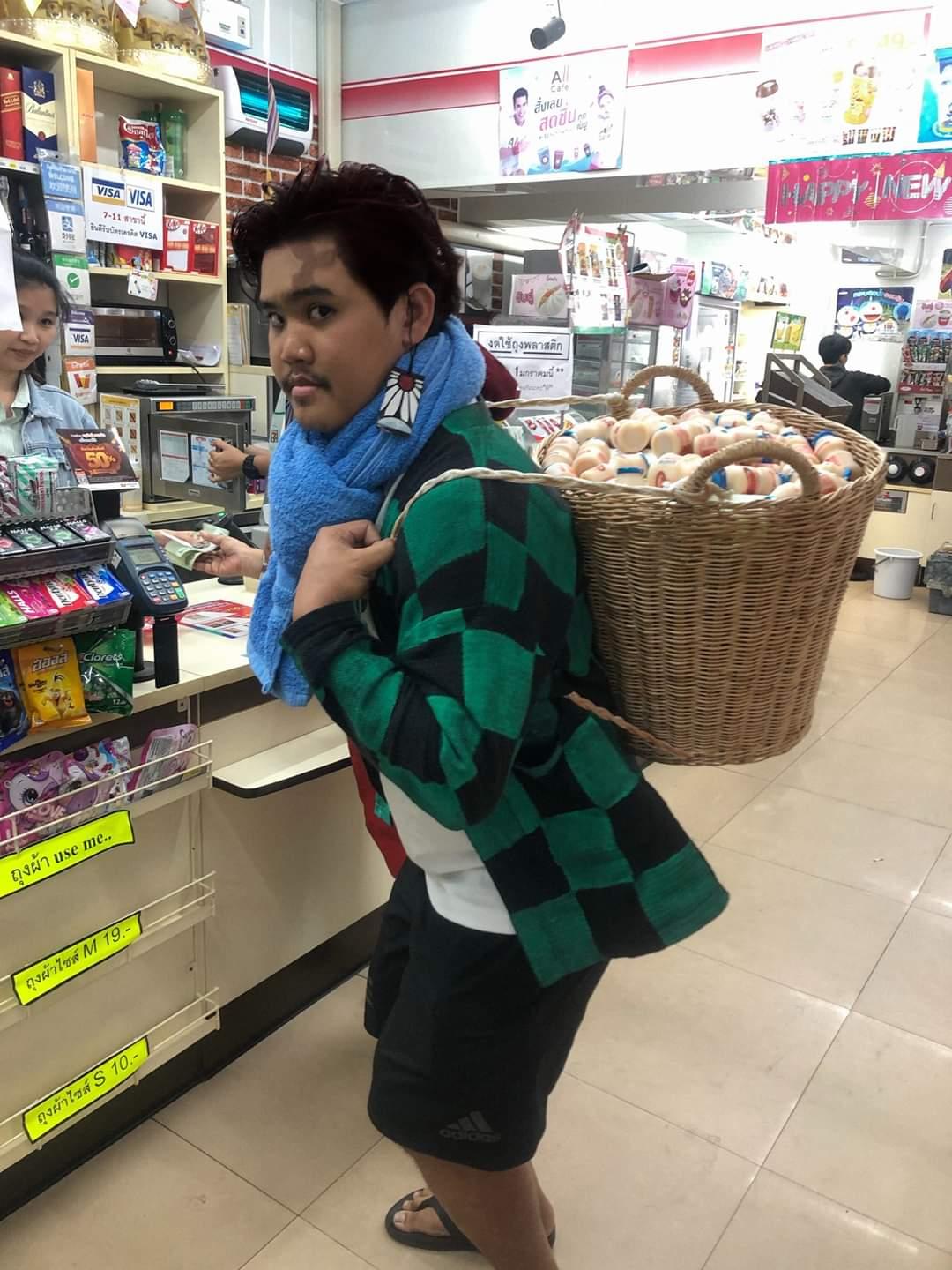 泰国小哥又cos鬼灭之刃了，还去超市买东西，路人都看笑了