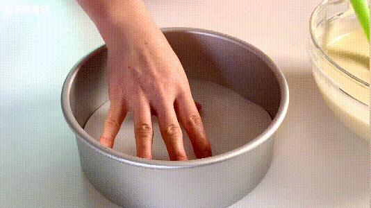 蛋糕烘烤过程中表面开裂原因,古早蛋糕开裂什么原因