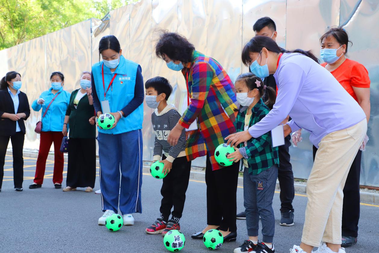 垃圾分类趣味运动会举行四大项目学习体验“绿色、低碳、环保”的理念