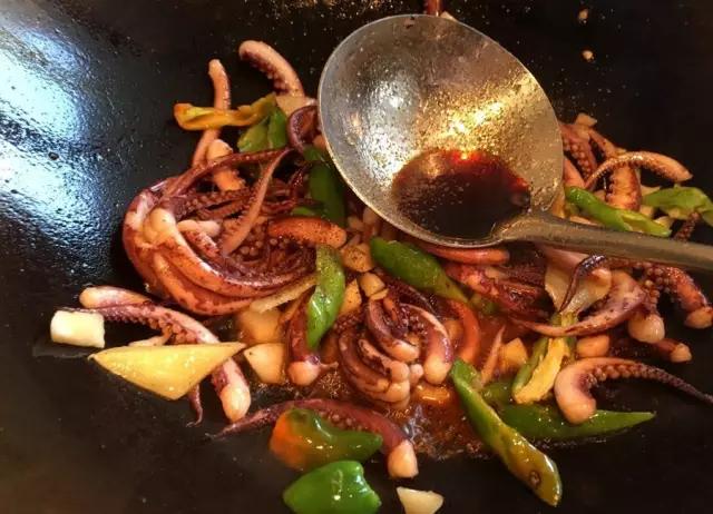 怎么把鱿鱼做得很好还会动,鱿鱼怎么炒又脆又嫩