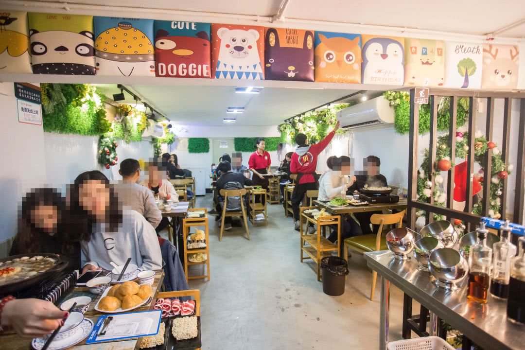 冲着“海虫子”去的卜卜贝，每天排队到凌晨1点