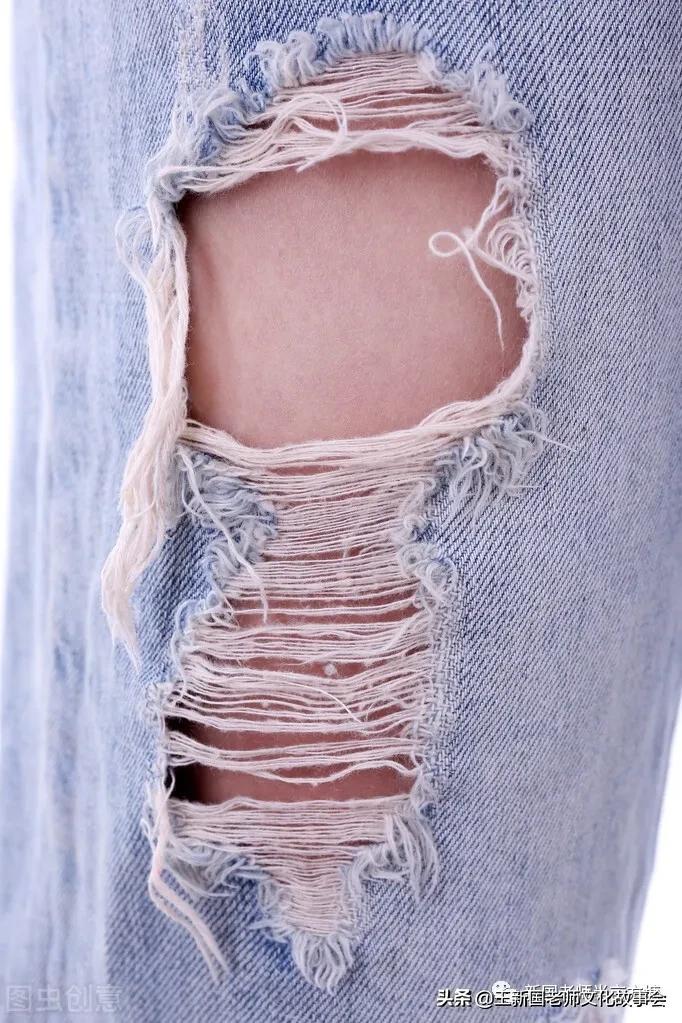 这位同学：你的褂子破了！以前穿衣破了缝好，现在不破也得弄破