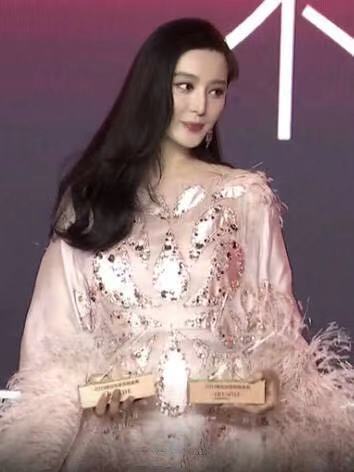 范冰冰身穿华丽的礼服艳压全场,范冰冰红毯粉色背心包头帽