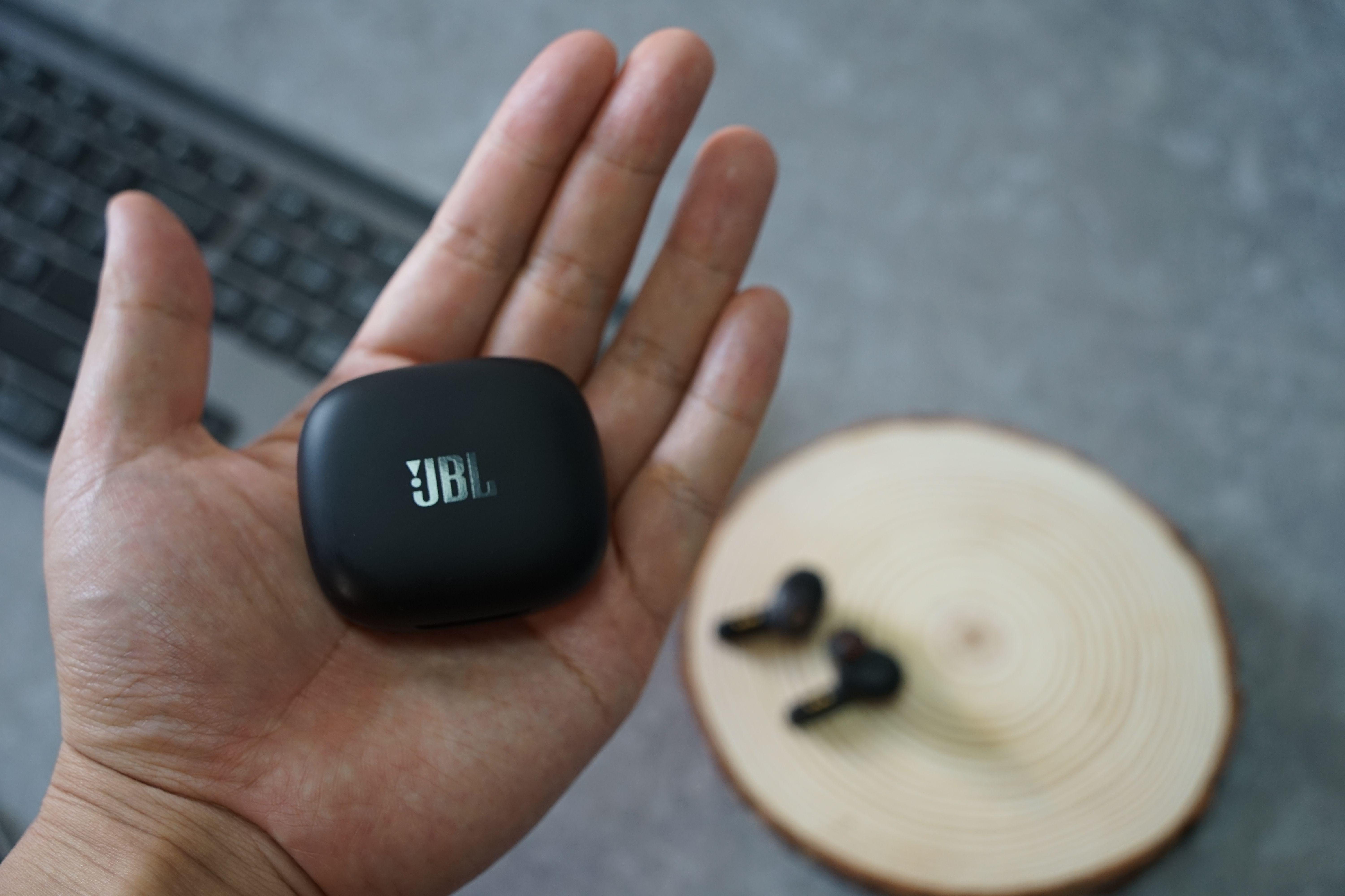 jbllive头戴式降噪耳机评测,jblw100tws无线耳机评测