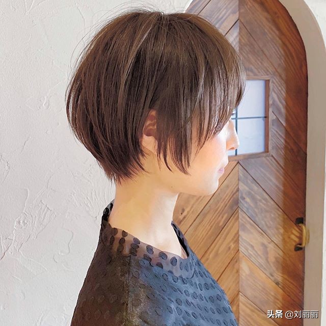 最新短发气质洋气女,女性头发稀疏适合的短发40岁左右