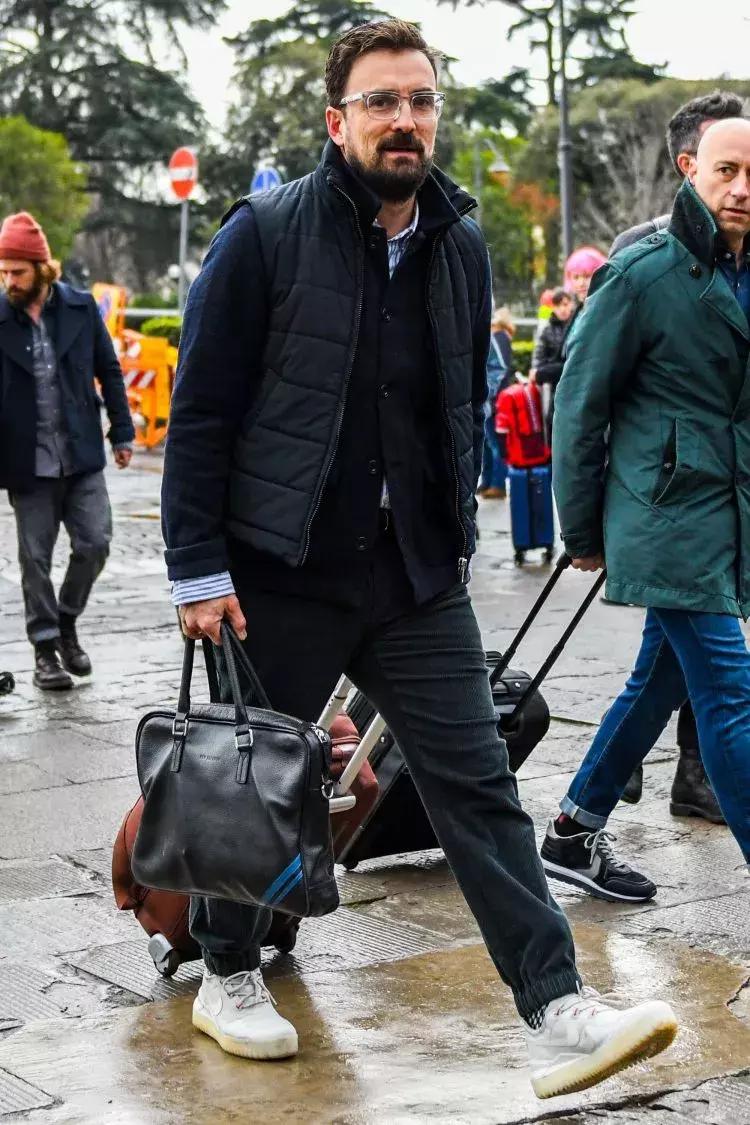 运动裤的多种穿搭方式,男生灰色运动裤怎么穿搭