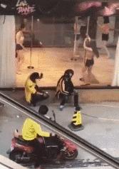 ▶昨天老妈教弟弟做作业，我弟不动脑筋思考，每道题都问...