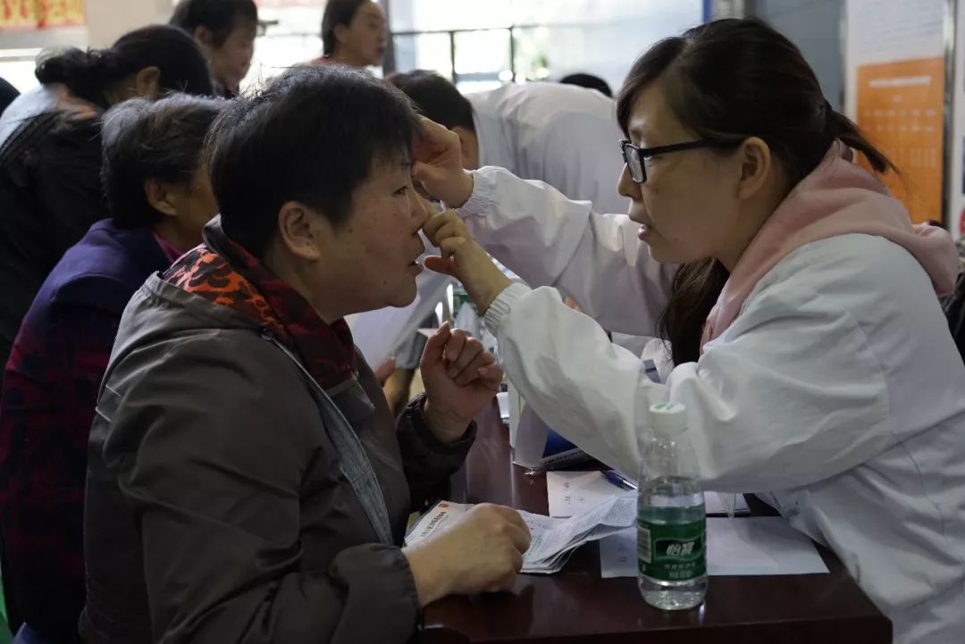 共饮一江水·携手献爱心｜上海市“医苑新星”青年医学人才都江堰公益义诊活动暨志愿者基地揭牌仪式在都江堰市举行