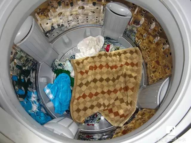 洗衣机湿衣服怎么快速变干,没用洗衣机甩的衣服怎么能快速干