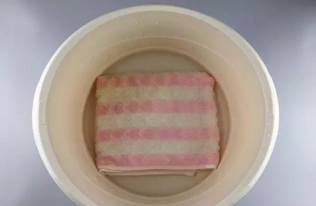 阴天洗衣服不干发臭怎么办,洗衣机快速弄干衣服的办法