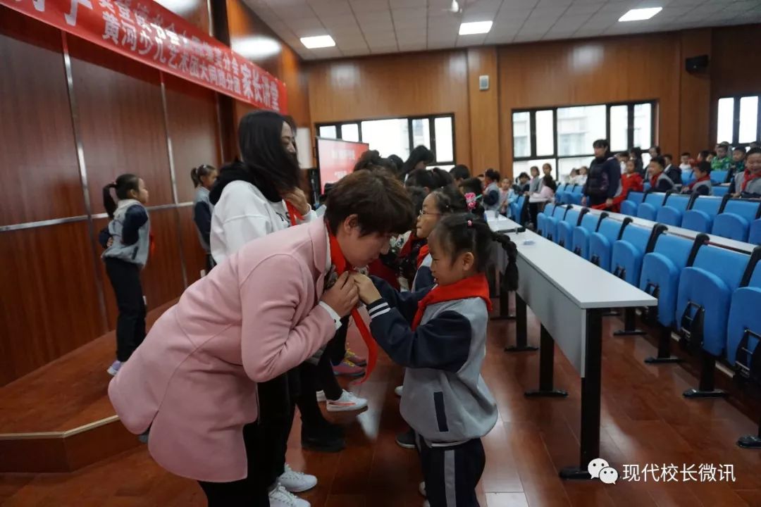 向国旗敬礼少先队建队日,致敬红领巾喜迎建队日