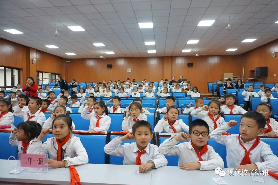 致敬少先队员喜迎建队日,向国旗敬礼少先队建队日