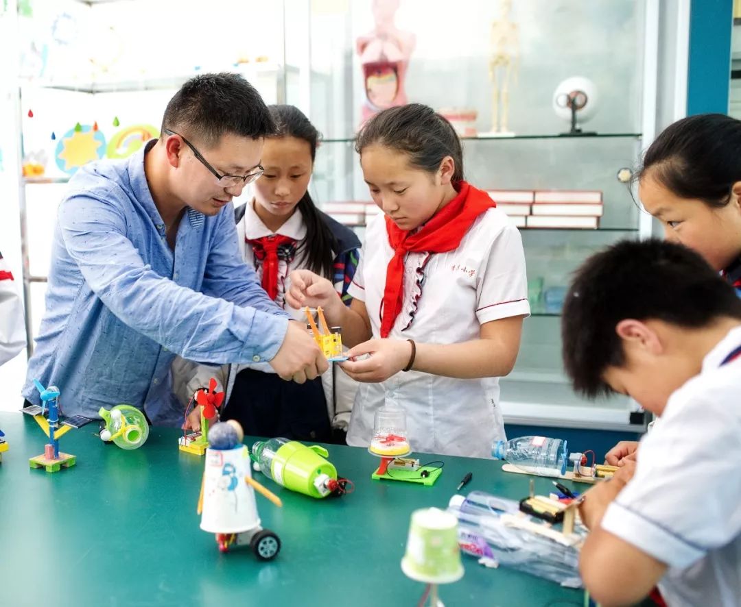 体现素质教育成果的照片,展现教育新变化的图片