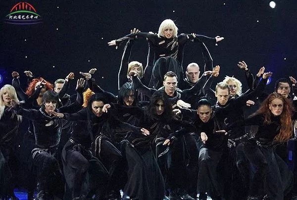 家门口看演出的快乐,家门口看大戏群众乐开怀