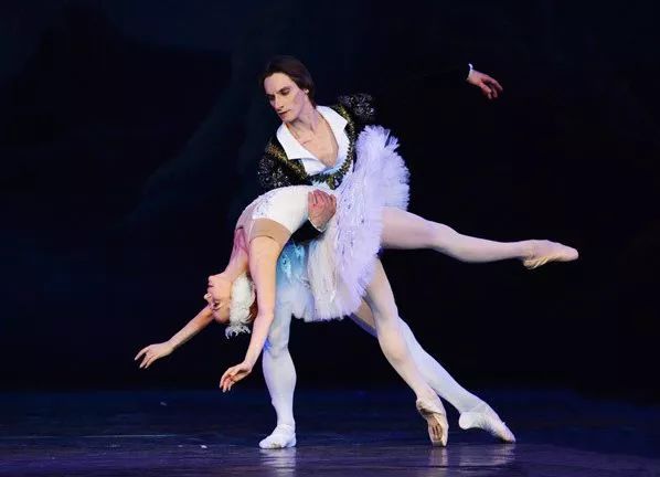 家门口看演出的快乐,家门口看大戏群众乐开怀