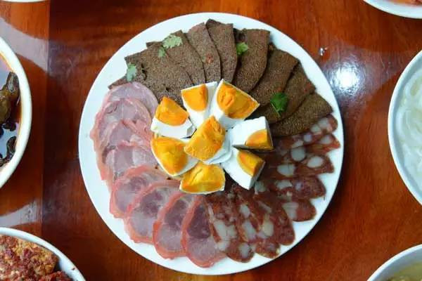 大理八大碗鱼做法,大理好吃的八大碗